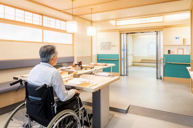 バリアフリー対応の和食店——車椅子のまま着席できる広いテーブルと段差のない入り口