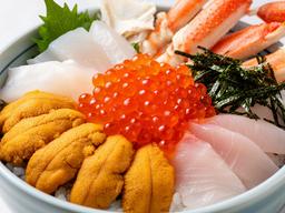 北海道——雲丹、イクラ、カニが惜しみなくのった海鮮丼