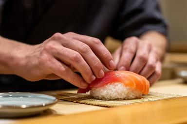 寿司職人の手元——シャリとネタを握る瞬間、カウンター越しの臨場感