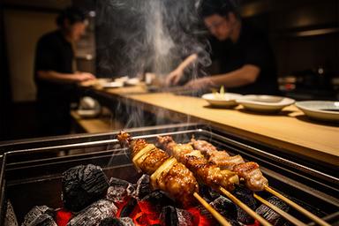 焼鳥専門店——備長炭で焼かれる串、煙と香りに包まれたカウンター